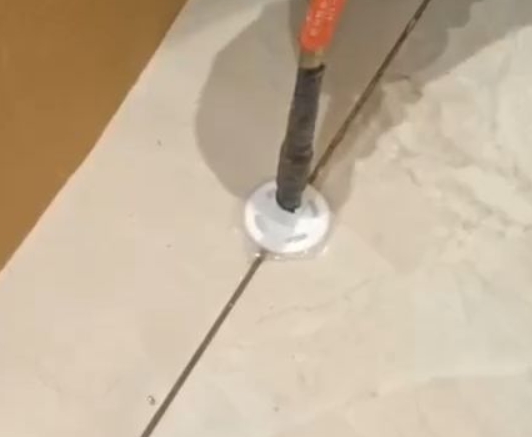 宝安瓷砖空鼓维修公司专业解答瓷砖在铺贴过程中，如果没有涂抹均匀到位的粘结材料（如水泥砂浆或瓷砖胶），可能会导致以下问题